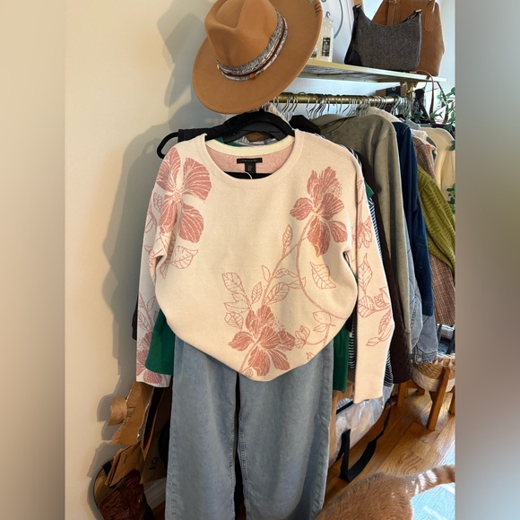 T Tahari Sweaters - Floral Sweater with Pink Design NWT